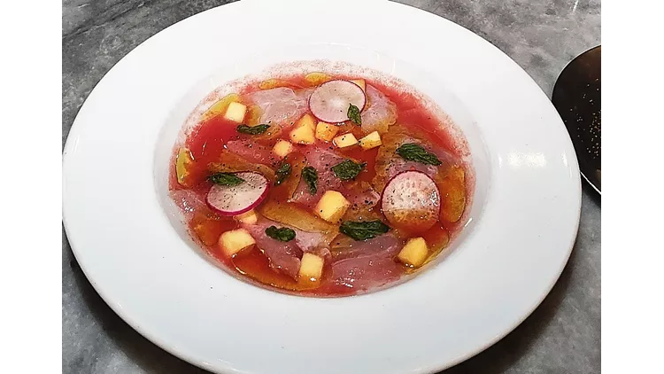 Το πιάτο της εβδομάδας: Ωμός κέφαλος με τοματόζουμο στο Pharaoh