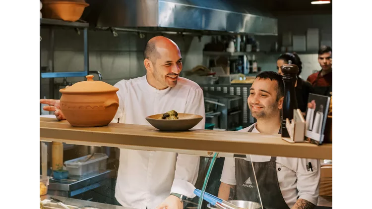 Ο Δημήτρης Κονταράτος παρουσιάζει την έκθεση Flora Mortis.