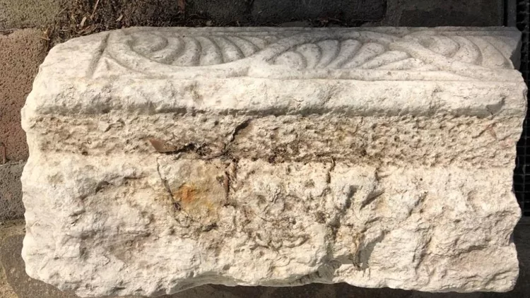 Τμήμα λίθινου επιστυλίου μεσοβυζαντινών χρόνων