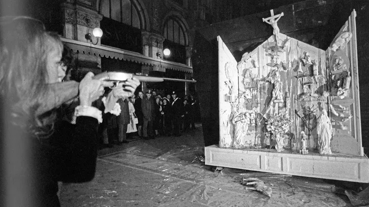 Niki de Saint Phalle Από τις σκοποβολές στην ελευθερία