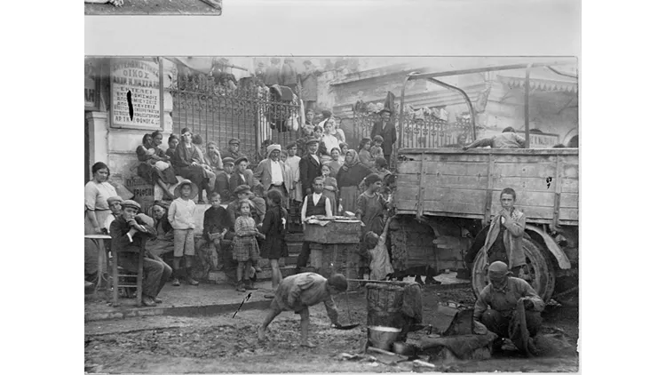 1922 - 1923,πρόσφυγες σε κάποιο δρόμο της Αθήνας την πρώτη περίοδο μετά την άφιξή τους στην Ελλάδα (Library of Congress, American National Red Cross photograph collection)