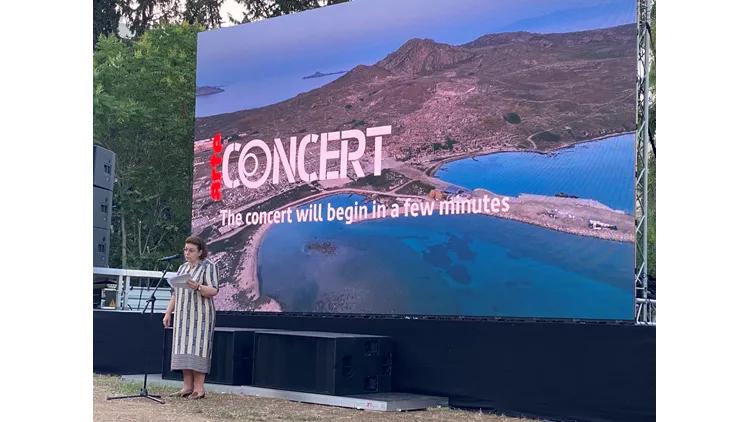 Χαιρετισμός της Λίνας Μενδώνη στον κήπο του Μεγάρου Μουσικής