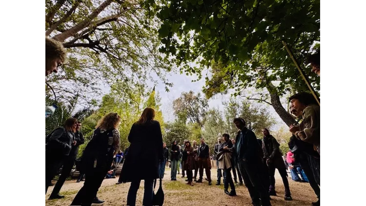 Αυτοσχεδιαστική δράση ανάγνωσης ποίησης Το θρόισμα στον Εθνικό Κήπο