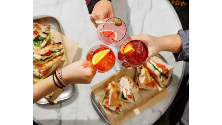 Η φάση είναι ζύμες συν spritz και ζαχαροπλαστεία με cocktails