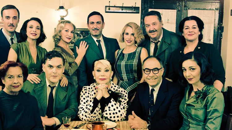 Ο Πέτρος Ζούλιας μιλά για την παράσταση «Η Μαρινέλλα συναντά τη Βέμπο»