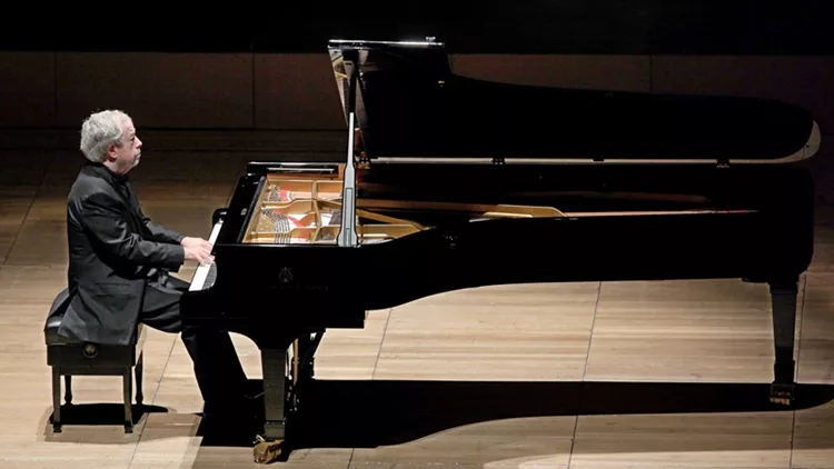 Ιστορικά ρεσιτάλ πιάνου (Νέλσον Φρέϊρε) και τραγουδιού (Ιουλίας Τρούσσα) στο Μέγαρο 