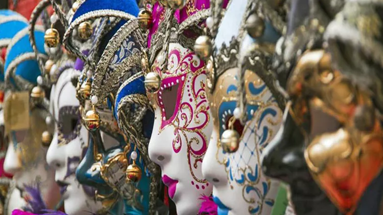 8 βεστιάρια για να βρεις τη φετινή σου αποκριάτικη στολή