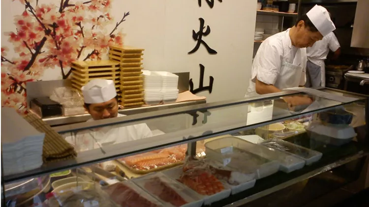 4 spots για προσιτό sushi τσιμπολόγημα