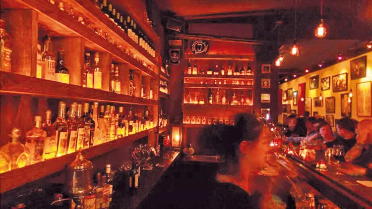 Speakeasy bars: το trending topic της νυχτερινής Αθήνας μας πάει πίσω στο μεσοπόλεμο 