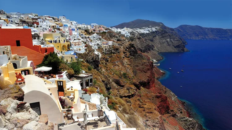 Γιατί η Σαντορίνη θα μπορούσε να αποδειχθεί ένα σωτήριο υπερ-αφήγημα για τον ελληνικό τουρισμό