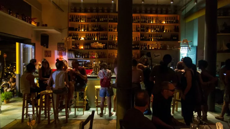 Δύο bars σβήνουν κεράκια
