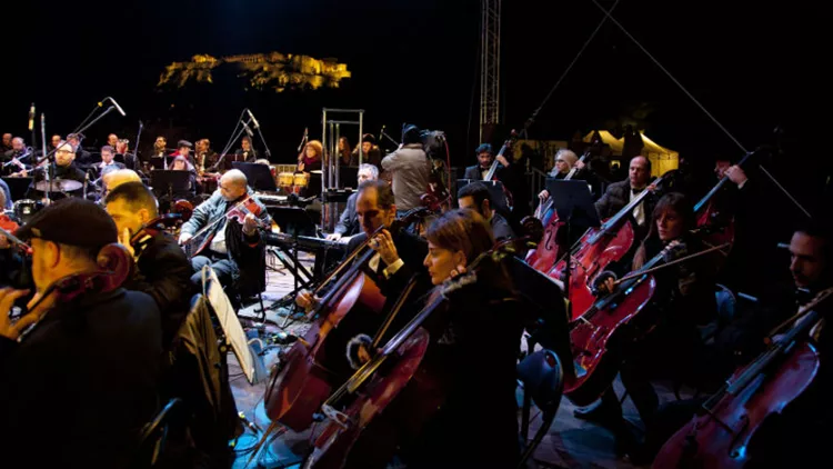 Η Αθήνα υποδέχεται μουσικά το 2016 στη σκιά της Ακρόπολης