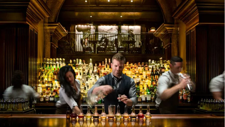 Ο γύρος των καλύτερων hotel bars του κόσμου σε… 5 ώρες