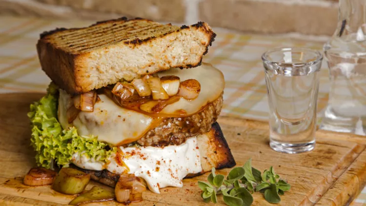«Μαγικές Κατσαρόλες»: Ελληνικό burger, the sequel 