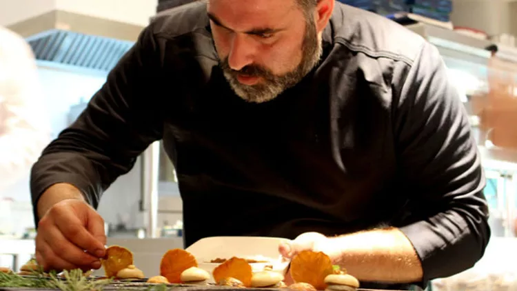 O sous chef του Μποτρίνι Τάσος Στεφάτος παίζει έξυπνα σε μια γκουρμέ gastro-pub