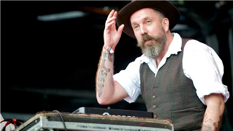 Ο θεϊκός Andrew Weatherall στο «Six D.O.G.S.»