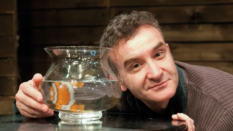 6 άνδρες μονολογούν