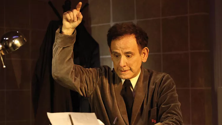 Έξι άνδρες μονολογούν