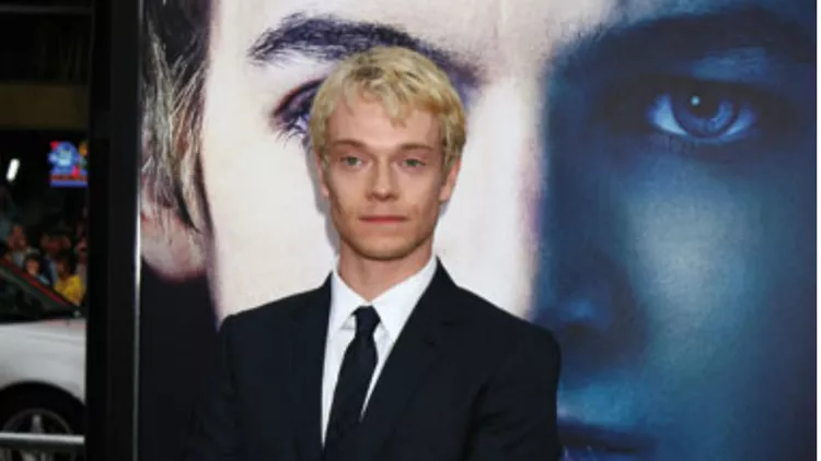Alfie Allen: «Με ενοχλεί που κυκλοφορούν spoilers»