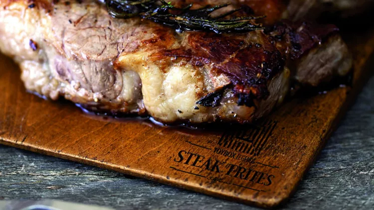 «Steak Frites»: Τα steaks που παίζουν με στρατιωτάκια 