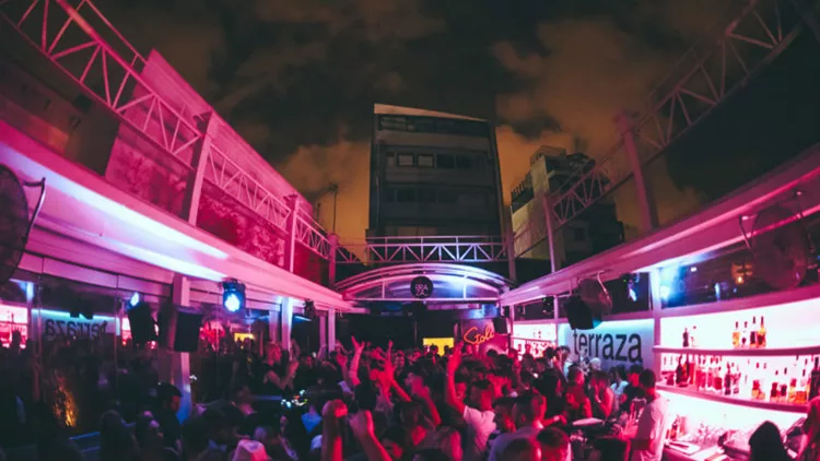 Clubbing στο «Terraza»: Επιβάλλονται τα γυαλιά ηλίου!
