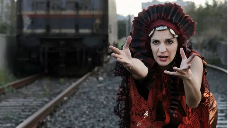 Μήδεια, Κάλλας και Μερκούρη μιλούν αγγλικά