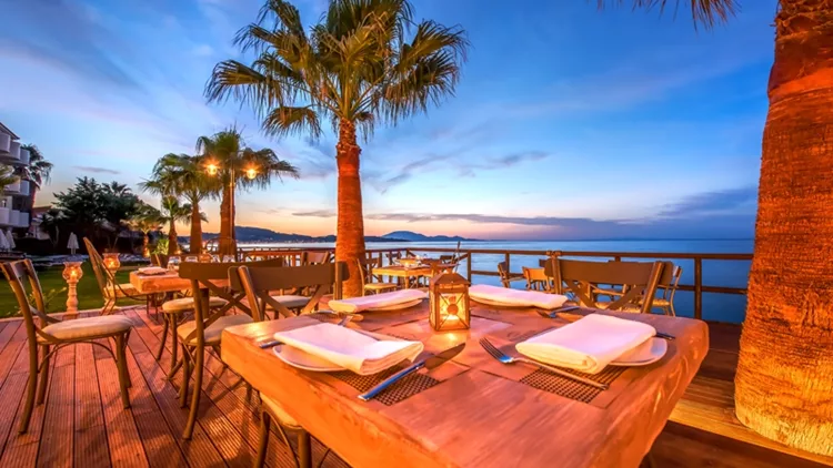 «Anadalis Restaurant»: μεσογειακό fusion επάνω στο κύμα 