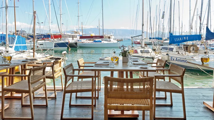 Varoulko Seaside: Θαλασσινό ευ ζην με... το μεζέ του