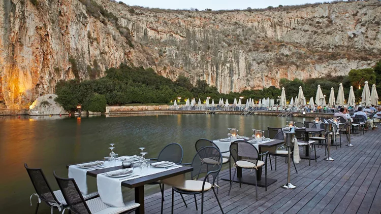 Limni Vouliagmenis: Δείπνο στην όχθη, με φόντο τα βράχια