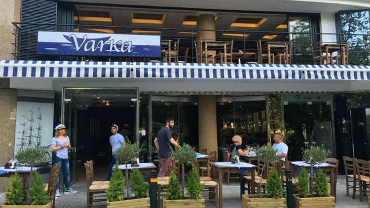 Mια «Varka» έδεσε στην πλατεία Κάραβελ 