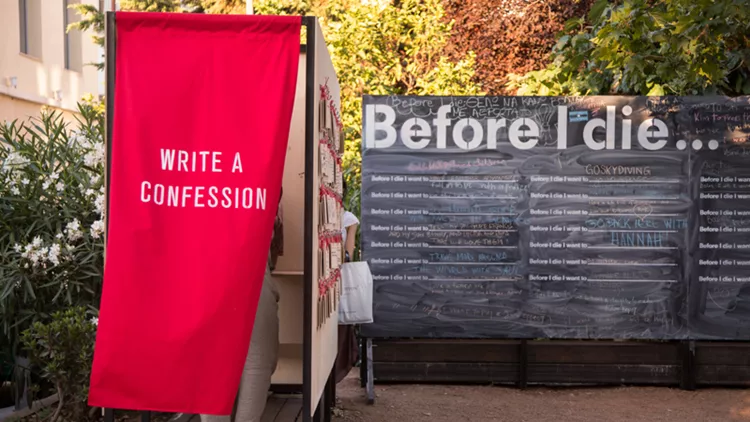 Τι γράφουν οι περαστικοί στο μαυροπίνακα της Διονυσίου Αρεοπαγίτου; 