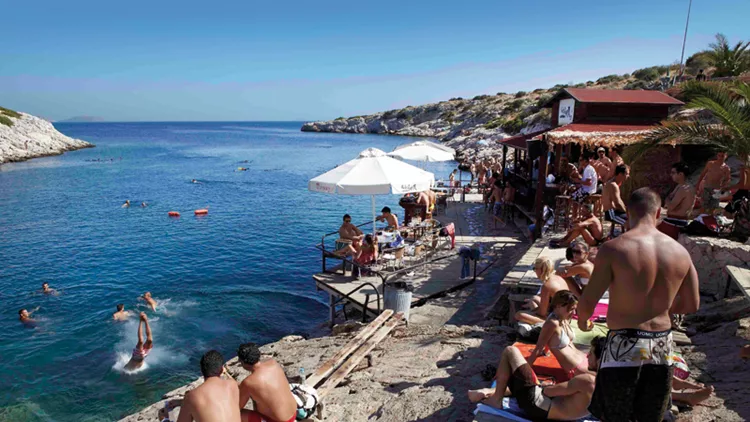 14 λόγοι για να απλώσεις πετσέτα στις παραλίες της Αττικής