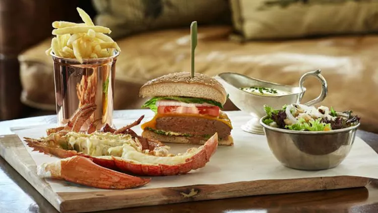 Αστακός, burger και… whisky 