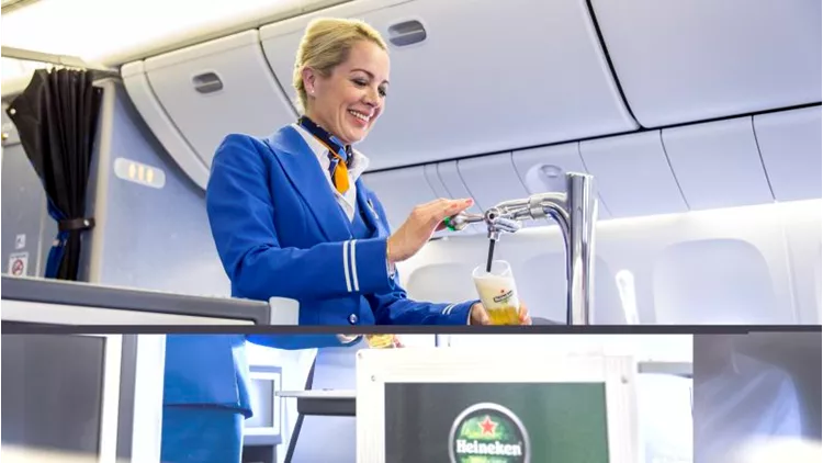 Μπύρα από το βαρέλι σερβίρει η KLM