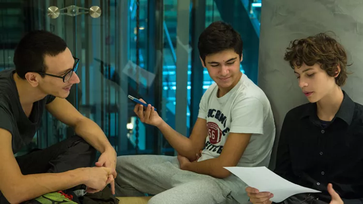 Zοοm στο παρασκήνιο: έφηβοι ρεπόρτερ στη Στέγη