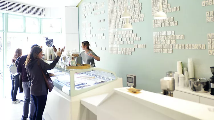 «Fullspoon»: Γλυκιά στάση στην Ερμού 