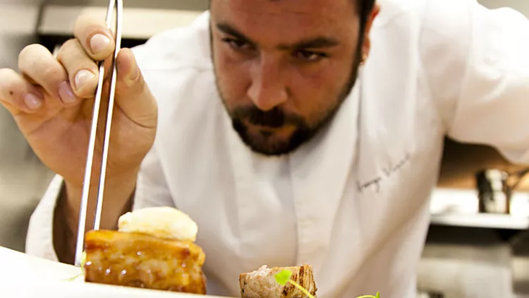 Παπαγάλε, πες «Οmu»