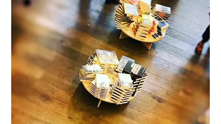 Books plus/Art & coffee: Kαφές, βιβλίο και…