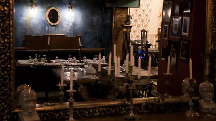 «Πλατεία Θεάτρου...»: Σύγχρονοι μεζέδες και παλιά δαντέλα