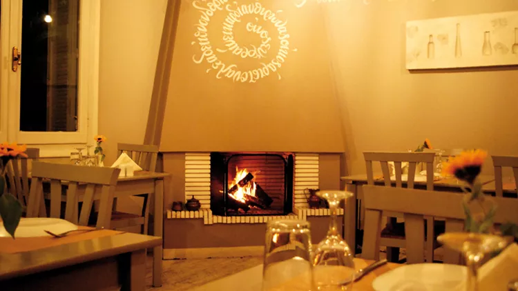 Kλείσε online τραπέζι για την παρέα μέσω του «α»