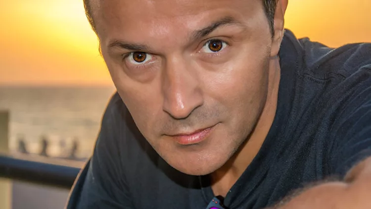 Ο Γιώργος Ηλιόπουλος μιλά για το γέλιο και δηλώνει «χαρούμενος τρελός»