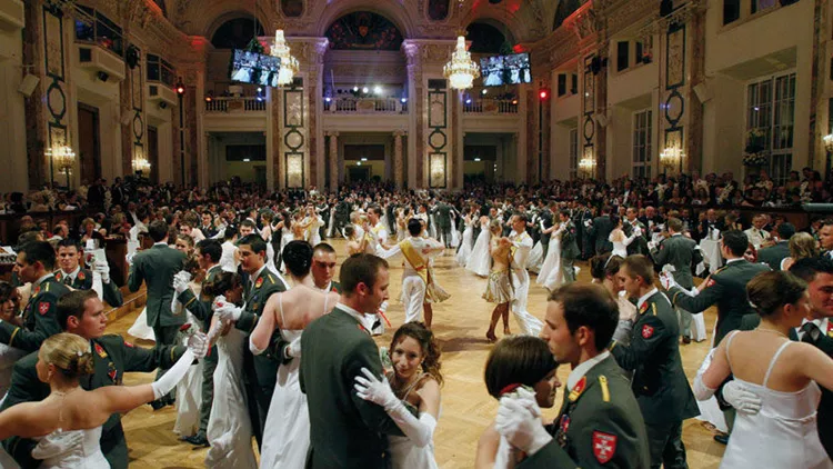 Ο χορός των debutantes φέρνει άρωμα Βιένης στην Αθήνα