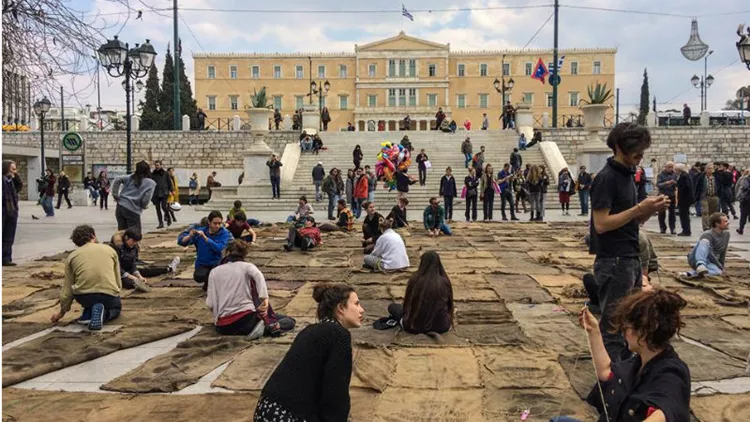 Τι ράβουν και ξεράβουν στο Σύνταγμα; 