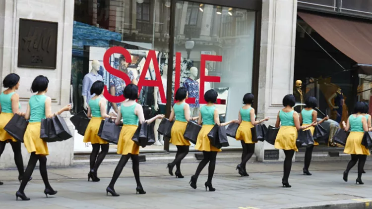 Γιατί ουρλιάζουν 16 γυναίκες στην Oxford Circus; 