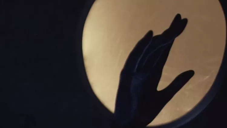 Η πυρά... ανάβει τα μεσάνυχτα στη γκαλερί The Breeder