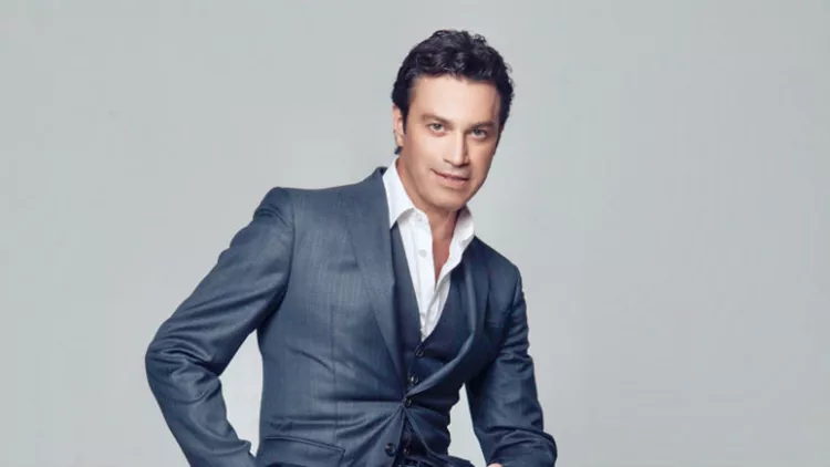 Ο Μάριος Φραγκούλης στην πιό δυναμική του μουσικοθεατρική εμφάνιση