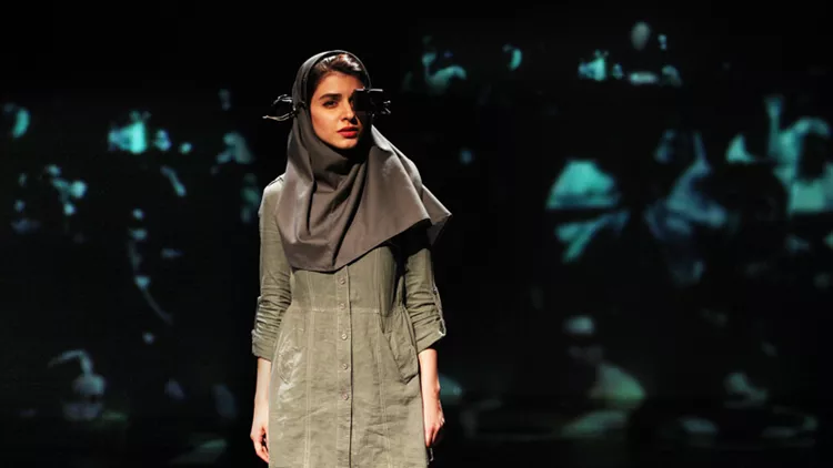 Το «Hearing» διερωτάται πώς είναι να παίζεις στο θέατρο φορώντας τσαντόρ;