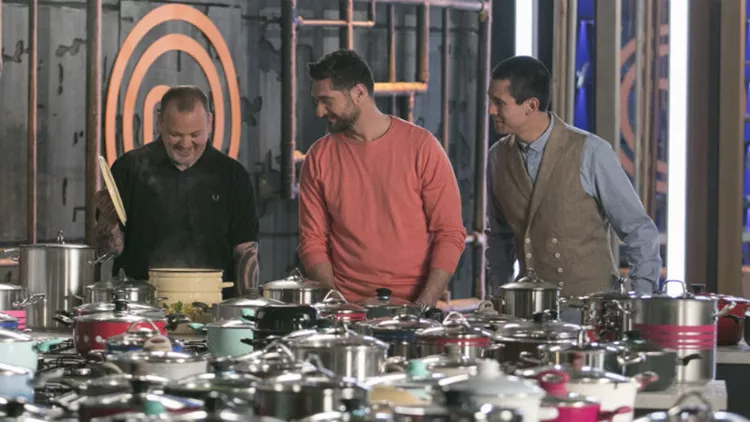 «MasterChef» και Άκης Πετρετζίκης στην κατσαρόλα της TV