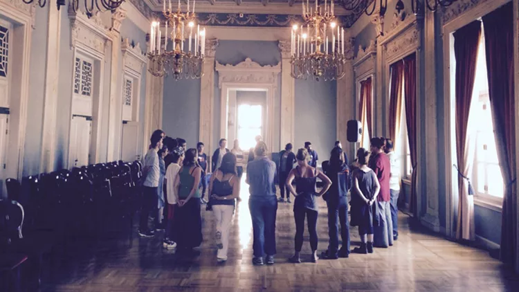 42 καλλιτεχνικές πλατφόρμες ενώνουν τις δυνάμεις τους σε μια έκθεση