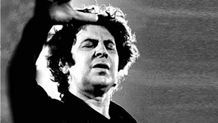 Χίλιες φωνές τραγουδούν Μίκη!